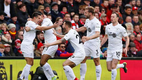 荷媒：阿贾克斯总监和滕哈格进行了长时间交谈，希望他二进宫（荷媒：阿贾克斯总监与滕哈格深度交流，期待其回归二度执教）