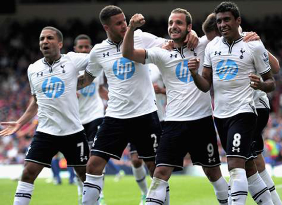 前锋远射破门，全场欢呼（前锋远射得手，现场沸腾）