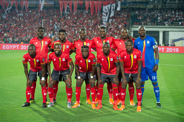 球员倒地后仍把球传出去，太拼（倒地仍把球传出，拼到极致）