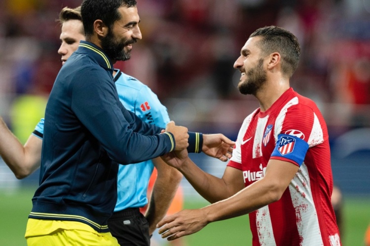 欧文突破防守创造杀伤，制造罚球（欧文穿透防线造杀伤，赢得罚球）