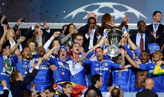 你是哪边的？本菲卡门将特鲁宾扑点后被队友阿劳若补射进球（尴尬一幕：本菲卡门将特鲁宾扑出点球，却被队友阿劳若补射破门）