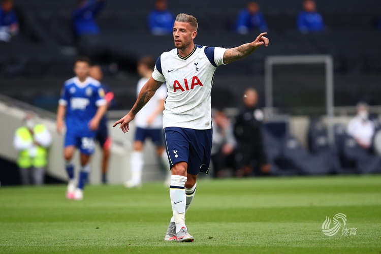 上海海港实现中超三连冠，为中国顶级联赛历史第三队（上海海港斩获中超三连冠，成为中国顶级联赛史上第三支达此成就的球队）